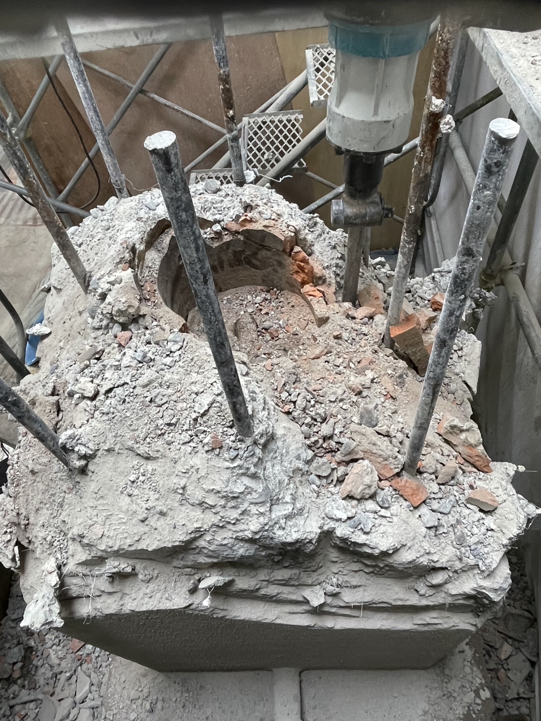 札幌市内　狭所によるハツリ作業