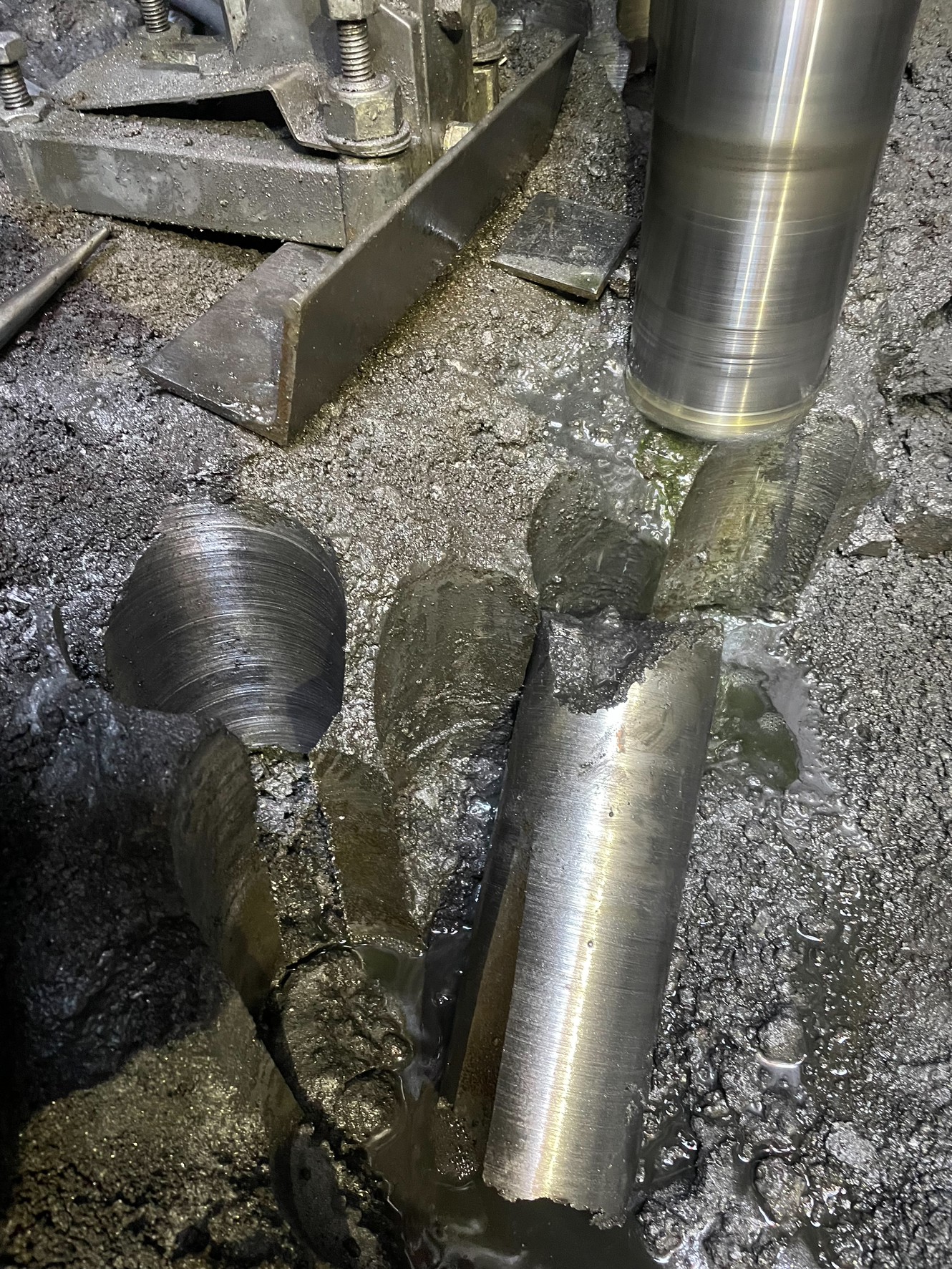 鉄鋼スラグ（鉄）の湿式コア穿孔